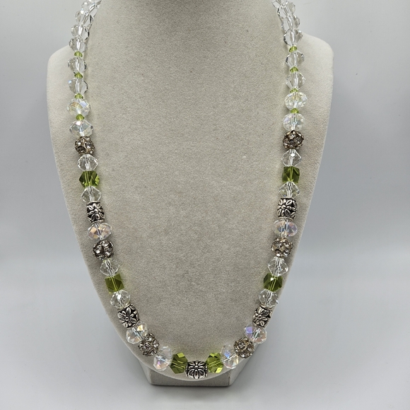 VINTAGE Crystal Clear and Green Beaded  Silver Accent Flower Clasp Necklace - Picture 2 of 10